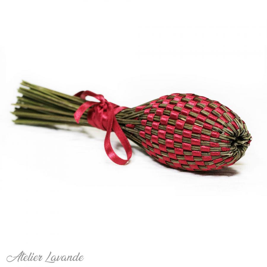 Fuseau de lavande de Provence avec ruban satin couleur Rubis Fuseau de lavande de Provence avec ruban satin couleur Rubis